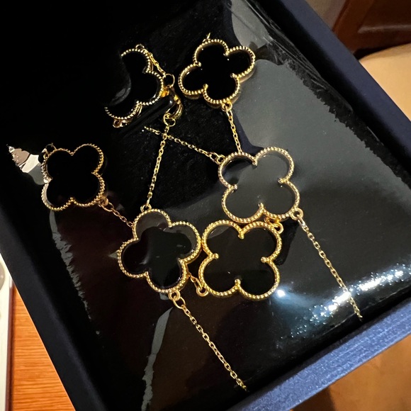 18 Karat Gold Onyx Clover Necklace - Picture 3 of 4